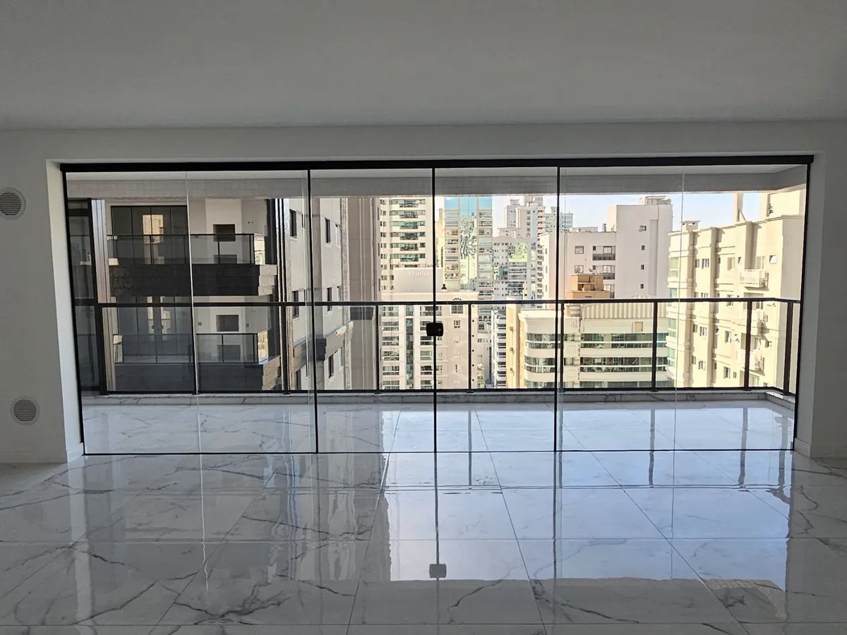 Sala integrada à sacada, com vista aberta