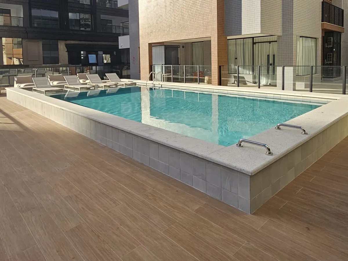 Piscina com deck molhado
